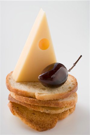 emmental - Emmental cheese and olive on slices of white bread Foto de stock - Sin royalties Premium, Código: 659-03528064