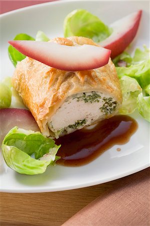 pavo (alimento) - Turkey fillet with herb stuffing en croute Foto de stock - Sin royalties Premium, Código: 659-03528086