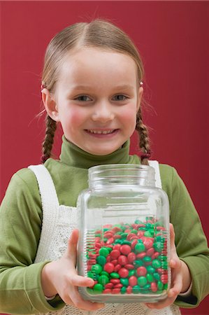 simsearch:659-03521663,k - Small girl holding jar of chocolate beans Foto de stock - Sin royalties Premium, Código: 659-03528102