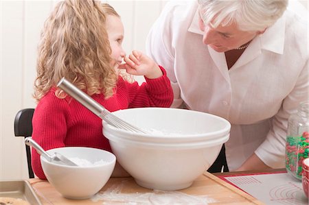 simsearch:659-03526637,k - Grandmother and granddaughter baking Christmas biscuits Foto de stock - Sin royalties Premium, Código: 659-03528116