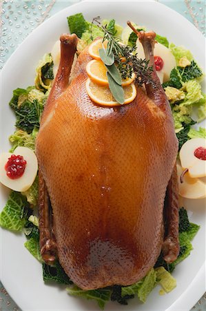 simsearch:659-07958221,k - Roast duck with savoy cabbage & cranberry pears (Christmas) Foto de stock - Sin royalties Premium, Código: 659-03528170