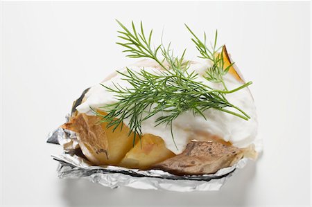 Baked potato with sour cream and dill Foto de stock - Sin royalties Premium, Código: 659-03528211