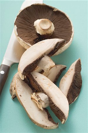 simsearch:659-06152980,k - Portobello mushrooms, one sliced Stock Photo - Premium Royalty-Free, Code: 659-03528224