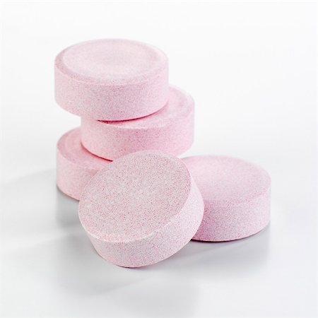 effervescent tablet - Cinq comprimés de magnésium effervescent Photographie de stock - Premium Libres de Droits, Code: 659-03528247