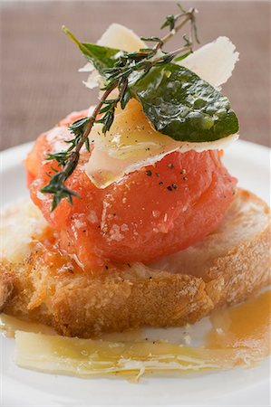 Bruschetta aux tomates, Parmesan et herbes Photographie de stock - Premium Libres de Droits, Code: 659-03528274