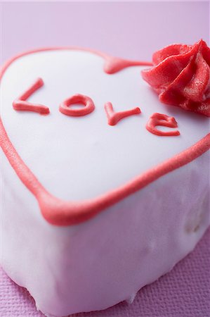 Pink heart-shaped cake with the word Love Foto de stock - Sin royalties Premium, Código: 659-03528288