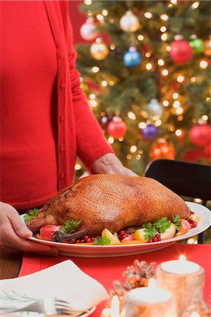 pollame - Woman serving roast duck (Christmas) Fotografie stock - Premium Royalty-Free, Codice: 659-03528313