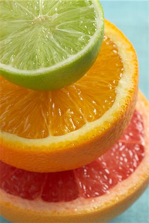 pampelmuse - Halbe Grapefruit, eine halbe Orange und halben Limette, gestapelt Stockbilder - Premium RF Lizenzfrei, Bildnummer: 659-03528341