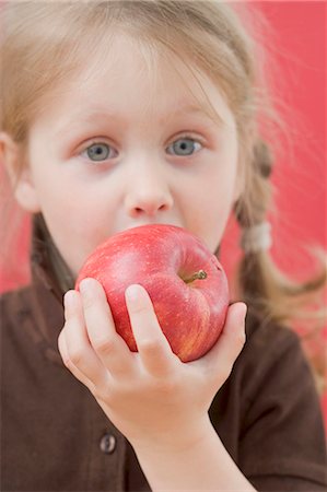 simsearch:659-03536938,k - Little girl biting into apple Fotografie stock - Premium Royalty-Free, Codice: 659-03528389