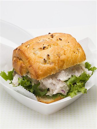 poliestireno - Chicken salad sandwich in polystyrene container Foto de stock - Sin royalties Premium, Código: 659-03528429