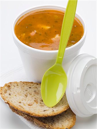 poliestireno - Tomato & vegetable soup in polystyrene cup, bread beside it Foto de stock - Sin royalties Premium, Código: 659-03528436