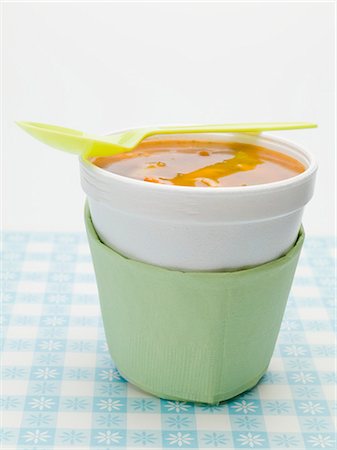 poliestireno - Tomato and vegetable soup in polystyrene cup Foto de stock - Sin royalties Premium, Código: 659-03528433