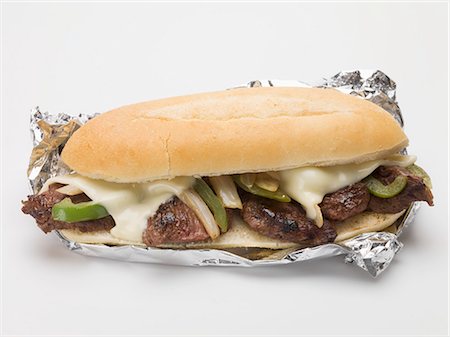 Beef, cheese, green pepper & onion sandwich in aluminium foil Foto de stock - Sin royalties Premium, Código: 659-03528447