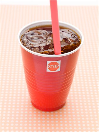 Cola with ice cubes in plastic cup Foto de stock - Sin royalties Premium, Código: 659-03528449