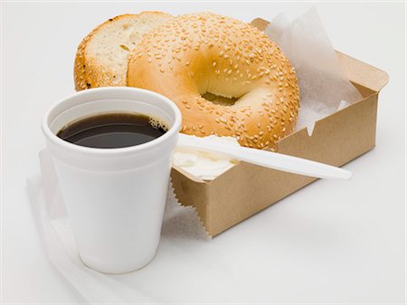 sesame beigel - Sesame bagel with crème fraîche in cardboard box, cup of coffee Foto de stock - Sin royalties Premium, Código: 659-03528454