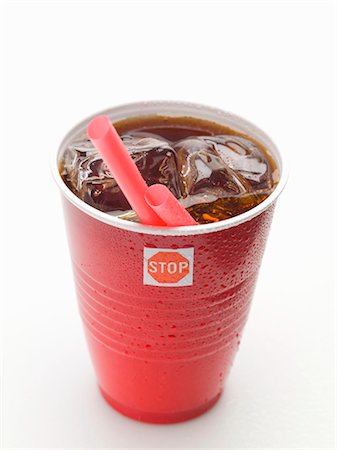 Cola with ice cubes and straw in plastic cup Foto de stock - Sin royalties Premium, Código: 659-03528450