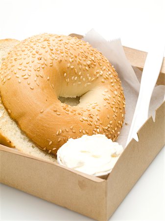 Bagel sésame avec la crème fraîche dans une boîte en carton Photographie de stock - Premium Libres de Droits, Code: 659-03528453