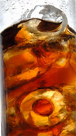 Glass of cola with ice cubes (close-up) Foto de stock - Sin royalties Premium, Código: 659-03528467
