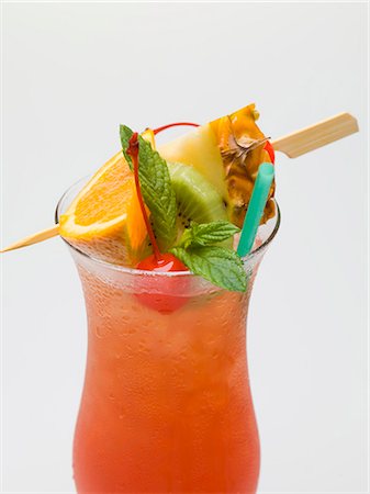 rum - Cocktail avec brochettes de fruits exotiques Photographie de stock - Premium Libres de Droits, Code: 659-03528474