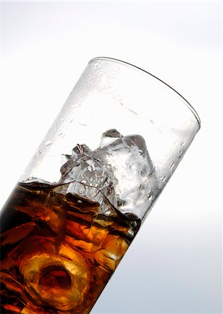Cola with ice cubes in glass (tilted) Foto de stock - Sin royalties Premium, Código: 659-03528471