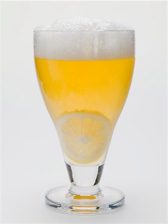 simsearch:659-03531292,k - Glass of shandy with slice of lemon (UK) Foto de stock - Sin royalties Premium, Código: 659-03528485