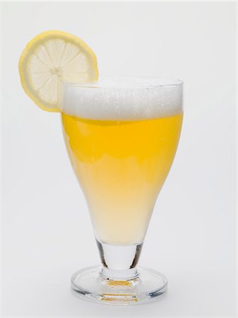 simsearch:659-03537336,k - Glass of shandy with slice of lemon (UK) Foto de stock - Sin royalties Premium, Código: 659-03528486