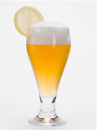 simsearch:659-03531292,k - Glass of shandy with slice of lemon (UK) Foto de stock - Sin royalties Premium, Código: 659-03528488