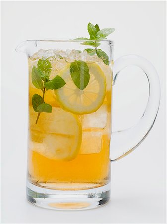 Thé glacé avec des tranches de citron et de menthe fraîche dans la verseuse en verre Photographie de stock - Premium Libres de Droits, Code: 659-03528496