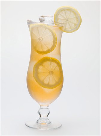 Verre de thé glacé avec des tranches de citron Photographie de stock - Premium Libres de Droits, Code: 659-03528492
