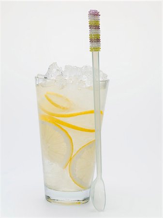 Un verre de limonade avec glace pilée, cuillère à côté de cela Photographie de stock - Premium Libres de Droits, Code: 659-03528500