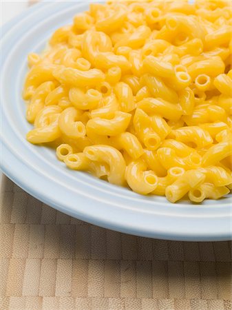 Macaroni and cheese on blue plate (USA) Stock Photo - Premium Royalty-Free, Code: 659-03528518