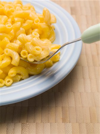plain pasta - Macaroni and cheese on blue plate with fork (USA) Stock Photo - Premium Royalty-Free, Code: 659-03528519