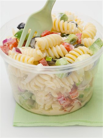 spiral noodle - Salade de pâtes et de légumes dans le récipient en plastique Photographie de stock - Premium Libres de Droits, Code: 659-03528531