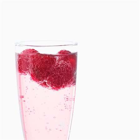 Mineral water and raspberries in glass Foto de stock - Sin royalties Premium, Código: 659-03528543