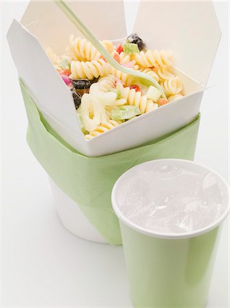 Fusilli with vegetables in take-away container, drink Foto de stock - Sin royalties Premium, Código: 659-03528555