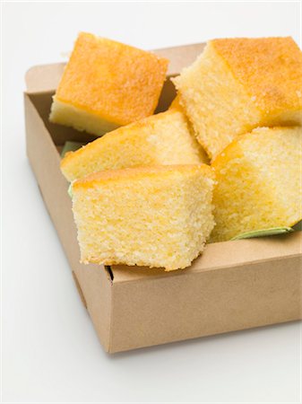 pão de milho - Cubes of cornbread in cardboard box Foto de stock - Royalty Free Premium, Número: 659-03528564