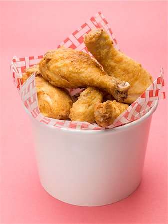 paniert - Breaded chicken pieces to take away (red background) Foto de stock - Sin royalties Premium, Código: 659-03528573