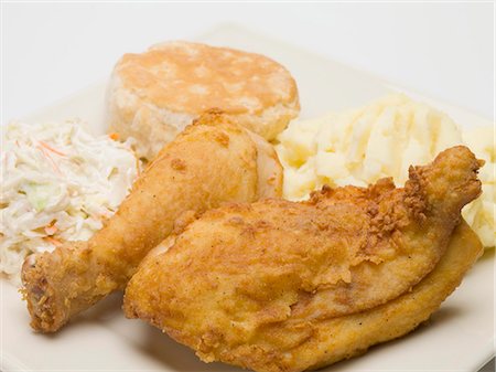 poulet rôti - Poulet frit avec purée de pommes de terre, salade de chou et scone Photographie de stock - Premium Libres de Droits, Code: 659-03528585