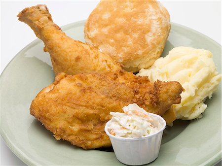 simsearch:659-06186395,k - Fried chicken with mashed potato, coleslaw and scone Foto de stock - Royalty Free Premium, Número: 659-03528587