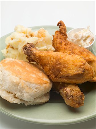 fried chicken - Poulet frit avec purée de pommes de terre, salade de chou et scone Photographie de stock - Premium Libres de Droits, Code: 659-03528589