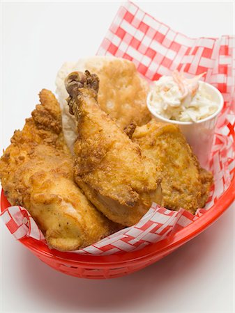 simsearch:659-06186395,k - Fried chicken with coleslaw and scone in plastic basket Foto de stock - Royalty Free Premium, Número: 659-03528590