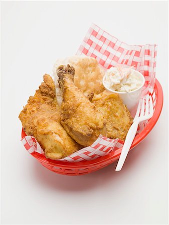 scone - Poulet frit avec salade de chou et scone dans le panier en plastique Photographie de stock - Premium Libres de Droits, Code: 659-03528591