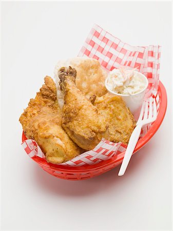 salada de repolho cru cortado fino - Fried chicken with coleslaw and scone in plastic basket Foto de stock - Royalty Free Premium, Número: 659-03528591