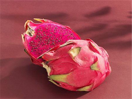 dragonfruit - Pitahaya rouge, coupés en deux Photographie de stock - Premium Libres de Droits, Code: 659-03528606