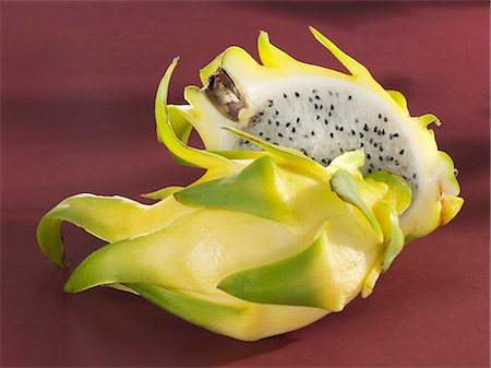 dragonfruit - Pitahayas jaunes, coupées en deux Photographie de stock - Premium Libres de Droits, Code: 659-03528607