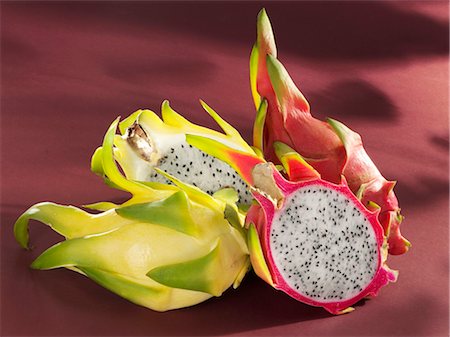 dragonfruit - Pitahayas jaunes et rouges, entières ou coupées en deux Photographie de stock - Premium Libres de Droits, Code: 659-03528608