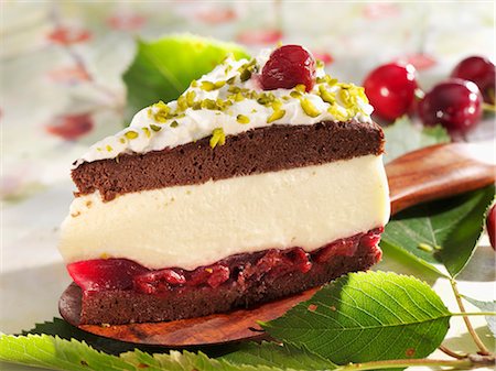 Piece of Black Forest gateau with chopped pistachios Fotografie stock - Premium Royalty-Free, Codice: 659-03528603