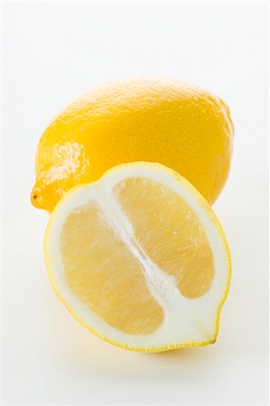 simsearch:659-01846642,k - Half a lemon in front of a whole lemon Foto de stock - Sin royalties Premium, Código: 659-03528626