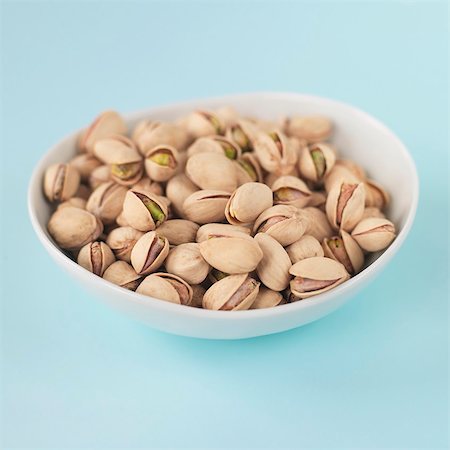 pistachio - Pistachios in a dish Foto de stock - Sin royalties Premium, Código: 659-03528664