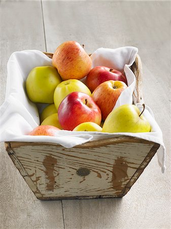 Fresh apples in a wooden basket Foto de stock - Sin royalties Premium, Código: 659-03528677